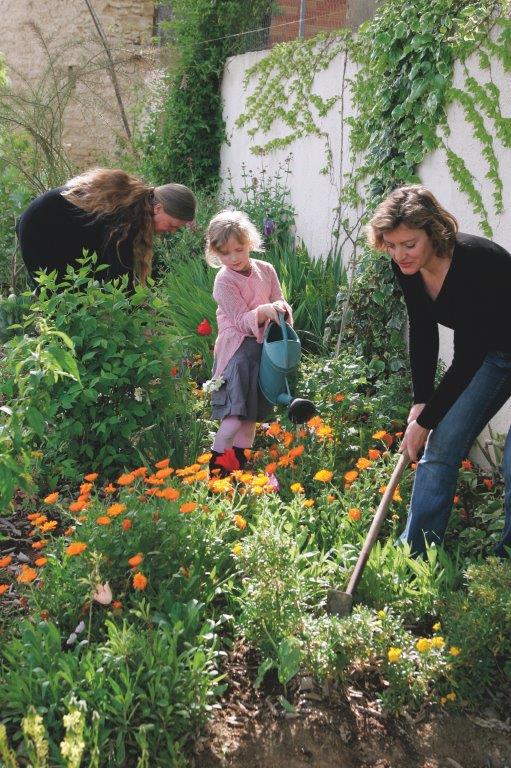 zoom sur mains d'une grand mère montrant ainsi son savoir faire