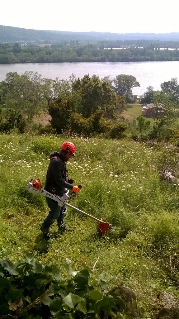 zoom sur mains d'une grand mère montrant ainsi son savoir faire