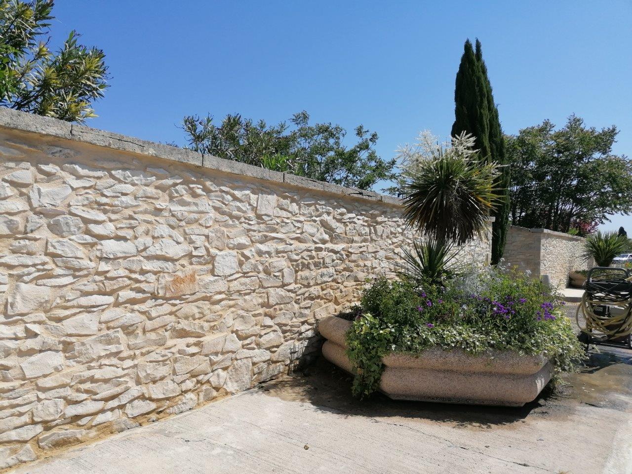 Agglomeration du Gard rhodanien Tavel Mur du cimetiere