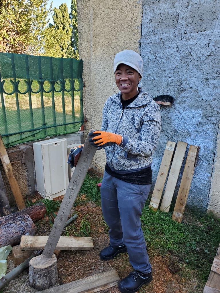 zoom sur mains d'une grand mère montrant ainsi son savoir faire