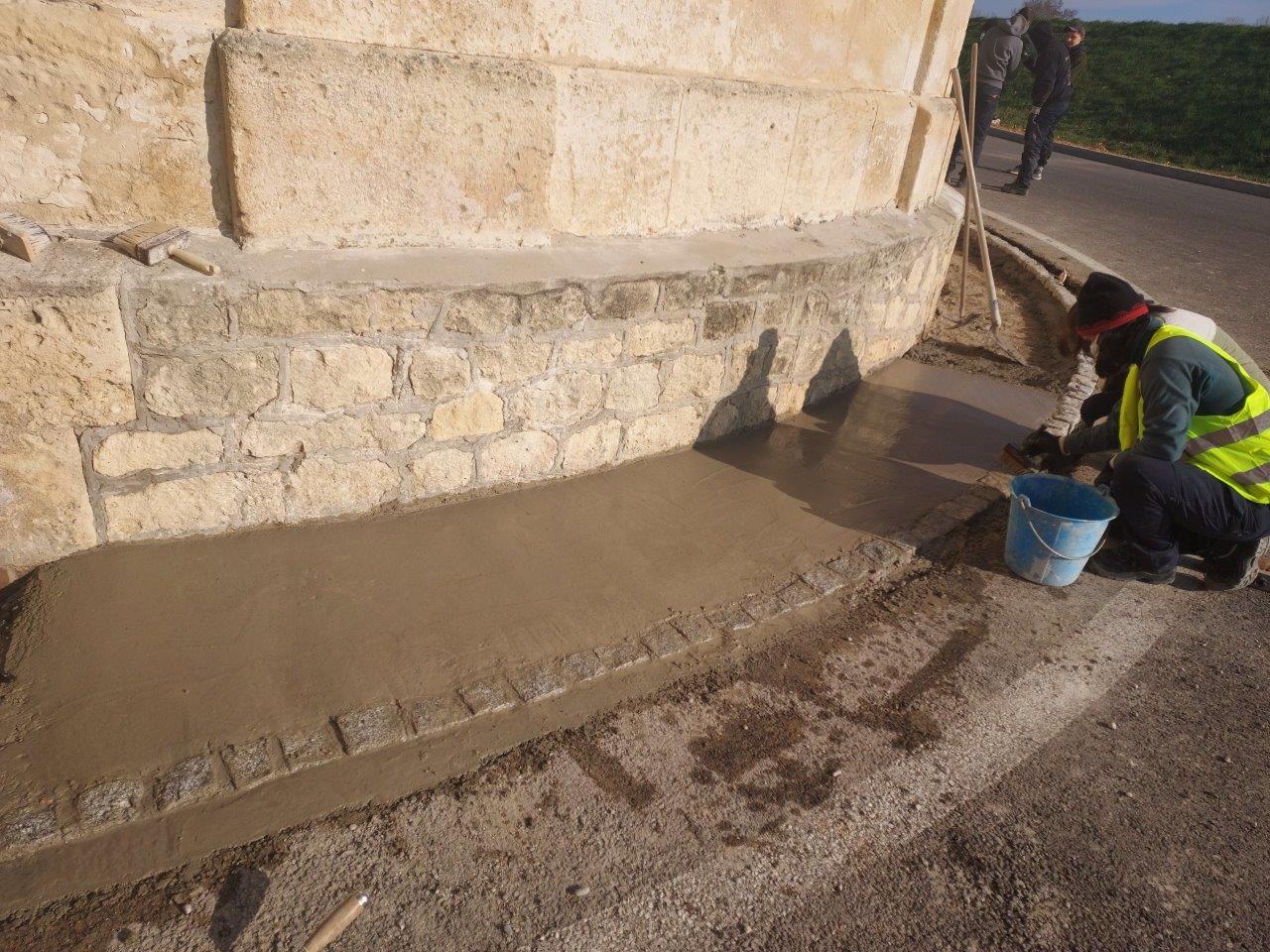 FOURQUES chateau deau travaux de maconnerie